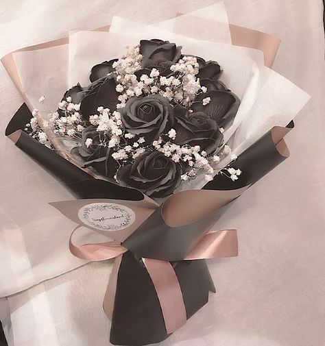 Black Rose Aesthetic Bouquet, Black Flower Bouquet Aesthetic, Black Rose Bouquet Aesthetic, Black Ribbon Bouquet, Flowers Photography Peonies, Graduation Flowers Bouquet, Black Rose Bouquet, Black And Grey Rose, Ribbon Flowers Bouquet