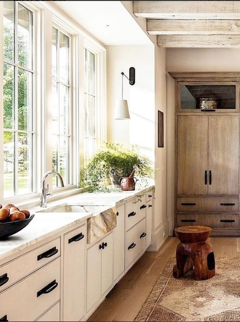 40 Unique Kitchens Without Upper Cabinets - Decoholic Kitchen No Uppers, Kitchen Without Upper Cabinets, Kitchens Without Upper Cabinets, No Upper Cabinets, Sean Anderson, Kitchen Farmhouse, Gorgeous Kitchens, Upper Cabinets, Unique Kitchen