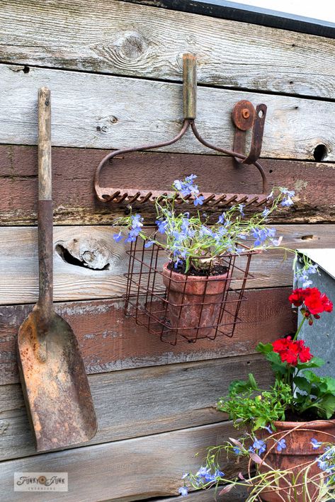 How to make a whimsical potting bench with a chicken coop! - Funky Junk InteriorsFunky Junk Interiors Rustic Yard Decor, Flowers In Pots, Potting Benches, Bathroom Farmhouse, Funky Junk Interiors, Garden Junk, Old Garden, Garden Decor Projects, Vintage Garden Decor