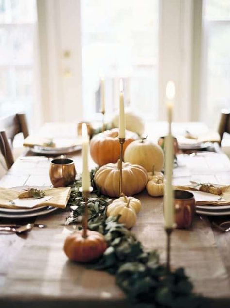 Simple Fall Tablescape Ideas to try This Season - Boxwood Ave. Thanksgiving Dinner Table, Thanksgiving Decorations Diy, Thanksgiving Diy, Thanksgiving Traditions, Thanksgiving Design, Thanksgiving Table Settings, Fall Tablescapes, Thanksgiving Tablescapes, Thanksgiving Table Decorations