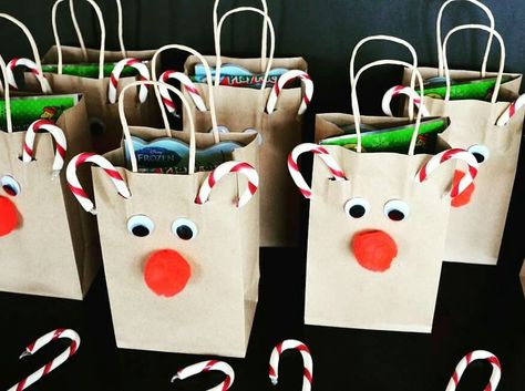 Kids Christmas Treats, Diy Christmas Treats, Candy Cane Reindeer, Christmas Goodie Bags, Candy Cane Crafts, Christmas Treat Bags, Reindeer Gifts, 12 December, Christmas Classroom