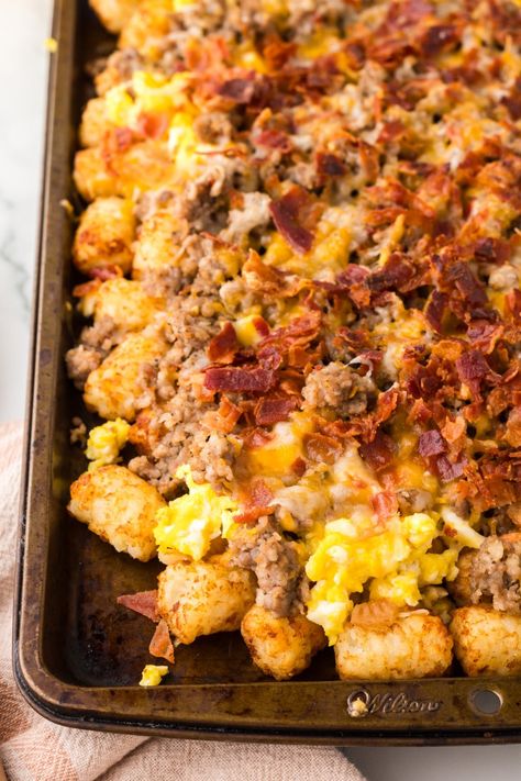 Breakfast Totchos Brunch Ideas Potatoes, Breakfast Totchos, Copycat Recipes Desserts, Tater Tot Nachos, Breakfast Nachos, 30 Min Meals, Tater Tot Breakfast, Crockpot Casserole, Tater Tots