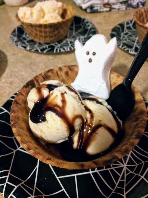 Halloween ice cream dessert with Halloween peeps Spooky Ice Cream, Summerween Party, Halloween Peeps, Halloween Ice Cream, Ice Cream Place, Ice Scream, Ice Cream Dessert, Ice Cream Parlor, Icecream Bar