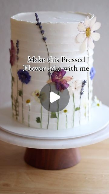 Pressed Flowers On Cake, Wildflower Cake Decoration, Piped Flowers Cake, Cake Decorated With Fresh Flowers, Using Real Flowers On Cake, Cake Decorating Fresh Flowers, Cake Decor With Flowers, How To Decorate Cake With Fresh Flowers, Pressed Wildflower Cake