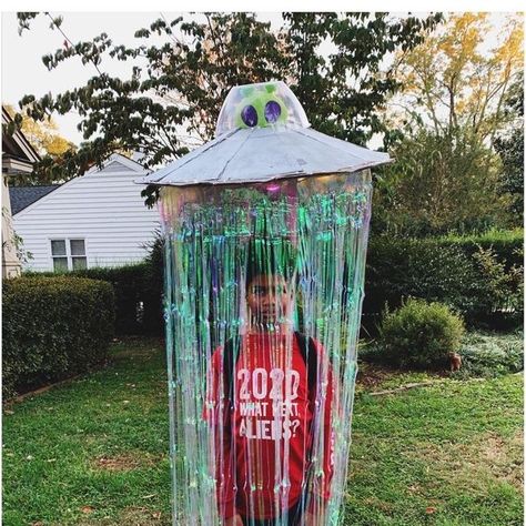 UFO halloween costume for tweens that looks like child is being beamed up by an alien spacecraft Alien Costume Ideas, Ufo Costume, Kids Alien Costume, Diy Alien Costume, Diy Ninja Turtle Costume, Space Alien Costume, Diy Alien, Alien Headband, Alien Halloween Costume