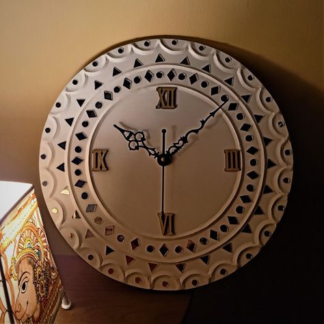 Mud Work Wall Clock, Lippan Art Mirror Watch, Lippan Art Mirror Wall Clock, Lippan Clock Art, Lippan Art Watch, Handmade Wall Clock Diy, Handmade Clocks Diy Arts & Crafts, Lippan Art Clock Design, Lippan Art Mirror Wall Decor