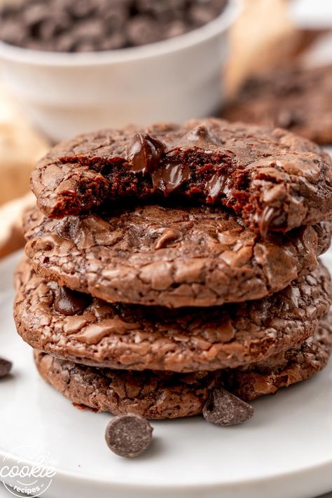 The Ultimate Chocolate Fudge Cookies - Fun Cookie Recipes Fun Cookie Recipes, Chewy Fudge, Chocolate Fudge Cookies, Drop Cookie Recipes, Sweet Bakes, Box Recipes, Fudge Cookies, Chocolate Cookie Dough, Cocoa Cookies