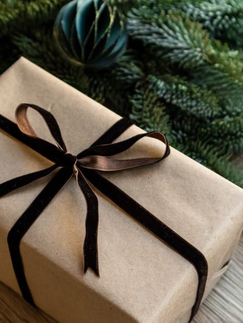 Brown Christmas Present Wrapping, Brown Kraft Paper Wrapping Christmas, Brown Paper Presents, Kraft Paper Wrapping Christmas, Brown Wrapping Paper Ideas Christmas, Kraft Paper Christmas Wrapping, Brown Christmas Decor, Presents Aesthetic, Christmas Present Wrap