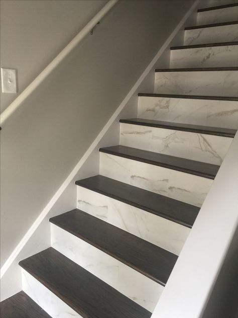 Marble look porcelain tiled stair risers. Stairs Tiles Design, Stair Railing Makeover, Tiled Staircase, Design Stairs, درج السلم, Guest Bedroom Remodel, Stair Makeover, Staircase Design Modern, Stairs Design Interior