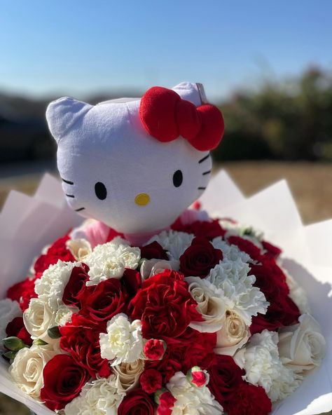 Classic red and white hello kitty bouquet 🌹🤍 Limited Hello Kitty plushies available, Dm to place your orders! 💐 #floraldesign #prettybouquets #rosebouquet #floristofinstagram #559bouquets #flowerbouquet #explorepage #explore #supportlocal #fresnoflowers #fresnoflorist #ramobuchón #fresnocalifornia #hellokitty #hellokittybouquet #hellokittylover #christmasbouquet Plushie Bouquet, Hello Kitty Bouquet, Hello Kitty Plushies, Flower Arrangements Bouquets, White Hello Kitty, Christmas Bouquet, Cute Couple Gifts, Bouquet Ideas, Flower Ideas