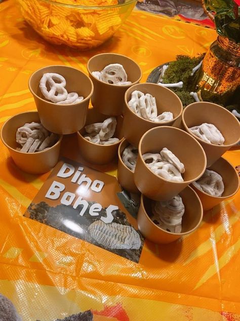 Jurassic park themed party food Jurassic Park Theme Party Food, Jurassic Park Party Cupcakes, Jurassic Park Party Food Ideas, Jurassic Park Movie Night Food, Jurassic Park Movie Night, Jurassic Park Bachelorette Party, Jurassic Park Themed Food, Jurassic Park Treats, Jurassic Park Food Ideas