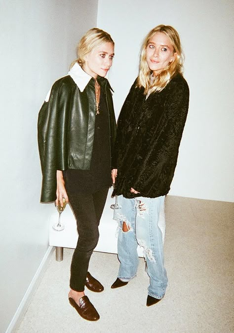 On Ashley: Leather jacket draped over the shoulders, skinny jeans, and slip-on loafers; On Mary-Kate: Black textured jacket and baggy ripped jeans Outfit Minimalista, Ashley Olsen Style, Olsen Fashion, Olsen Twins Style, Olsen Sister, Mary Kate Ashley, Olsen Twins, Mary Kate Olsen, Ashley Olsen