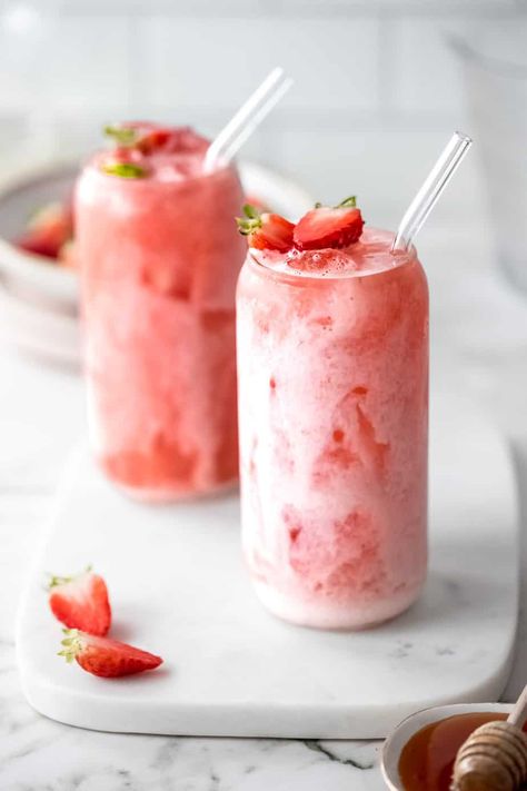 Spring Drinks, Yummy Summer Drinks, Strawberry Cocktails, Strawberry Drinks, Mexican Drinks, 3 Ingredient Recipes, Fav Food, Summer Brunch, Refreshing Summer Drinks