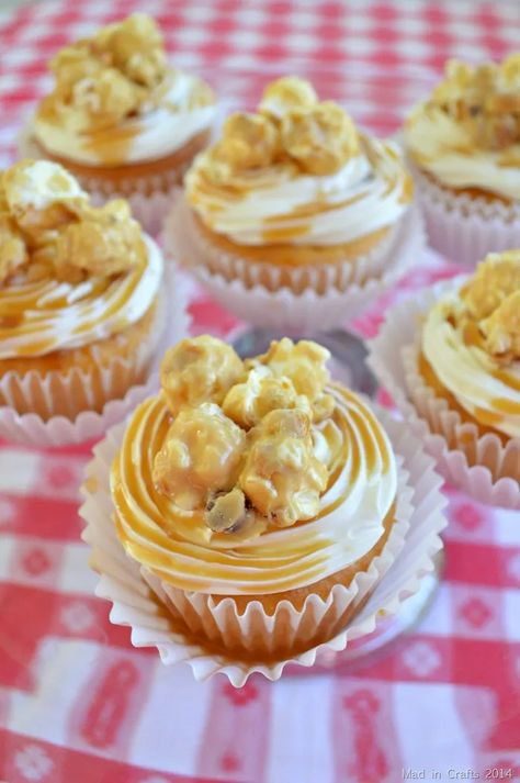 Cracker Jack Cupcakes Baseball Foods, Low Calorie Cupcakes, Party Apartment, Sports Party Food, Baseball Food, Baseball Treats, Baseball Cupcakes, Dodger Baseball, Party Crackers