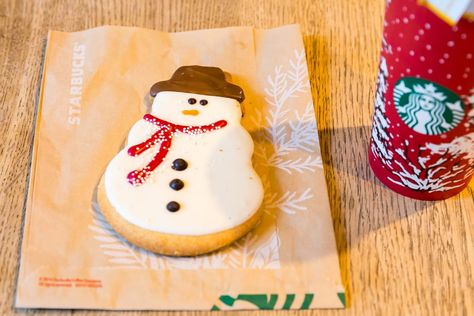 Starbucks Sugar Cookie Recipe, Starbucks Snowman Cookie, Snowman Cookies Recipe, Starbucks Cookies, Chocolate Toppers, Starbucks Holiday Drinks, Snowman Cookie, Snowman Cookies, Starbucks Holiday