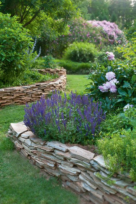 Garden Stone Edging Ideas, Raised Stone Garden Beds, Rock Borders, Fence Edging Ideas, Garden Wall Ideas, Garden Edging Stones, Hammock Area, Fence Edging, Rustic Garden Fence