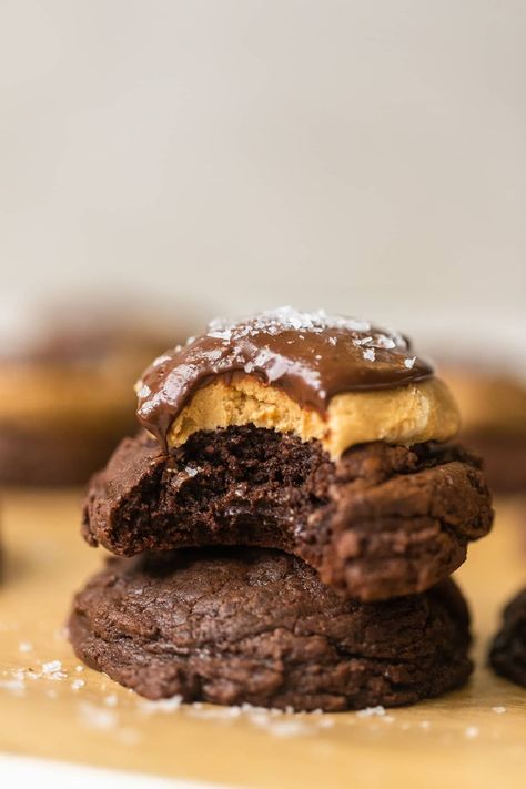 Buckeye Cookies • Kroll's Korner Buckeye Brownie Cookies, Cookies Recipes Easy, Desserts Lemon, Buckeye Cookies, Cookies Lemon, Icing Recipes, Lemon Cookies Recipes, Peanut Butter Cup Cookies, Peanut Butter Candy