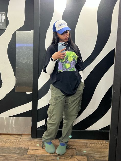 Fitted Cap Outfit Black Women, Be Her Peace, Fitted Cap Outfit, Mirror Picture Aesthetic, Simple Baddie Outfits, Fashion School Outfits, No Friends, Cap Outfit, Cap Girl