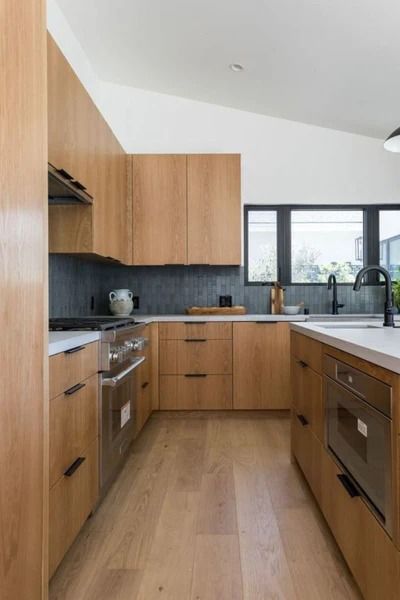 10 Midcentury Modern Kitchen Ideas | Farmhouse Kitchen and Bath Bill Donahue, Design Outdoor Kitchen, Kitchen Cabinets Doors, Cabinet Door Designs, Mcm Kitchen, Kitchen 2024, Atomic Ranch, Cabinets Doors, Modern Kitchen Remodel