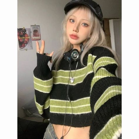 👀Check Our Bio To Get This Product👀 Aesthetic Knit, Green Knitted Sweater, Moda Grunge, Oversized Cropped Sweater, Hip Hop Fashion 90s, Jeans Grunge, Look Grunge, Nye Fashion, Crop Pullover