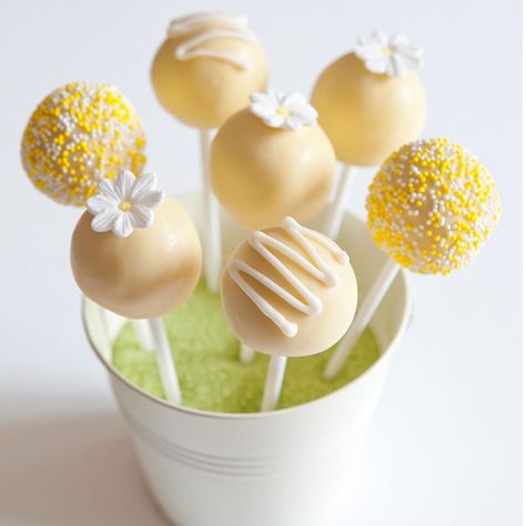 Daisy Cake Pops, Pink And Yellow Cake, Yellow Cake Pops, Pink Cake Pops, Daisy Cake, Daisy Baby Shower, Baby Shower Candy Bar, Daisy Cakes, Birthday Party Desserts