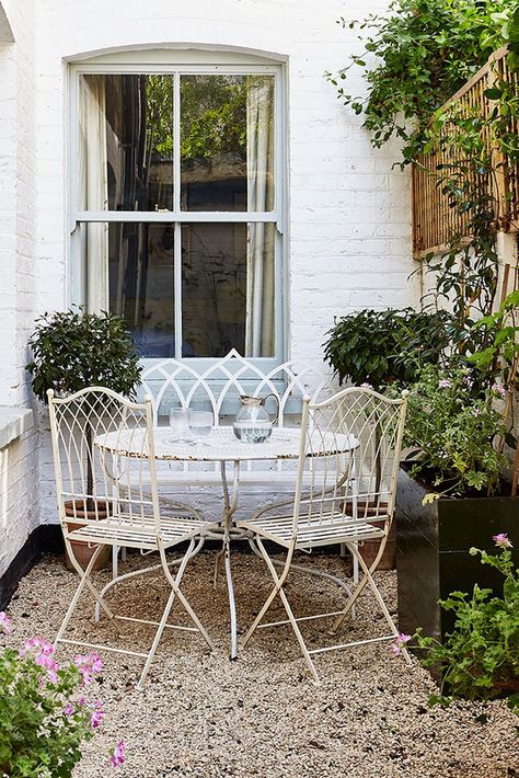 Small Cottage Garden Ideas, Small Courtyard Gardens, Paving Slabs, English Cottage Garden, Diy Garden Furniture, Backyard Inspiration, City Garden, Cool Ideas, Courtyard Garden