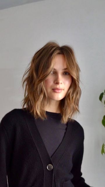 Parisian Lob Haircut, Shoulder Length Hair Middle Part Layers, Wavy Lob Haircut Naturally, Edgy Longer Haircuts, 2023 Lob Haircuts With Bangs, Lob Wavy Haircut, Round Face Updo Casual, Shaggy Bob Shoulder Length, Shaggy Lob For Wavy Hair