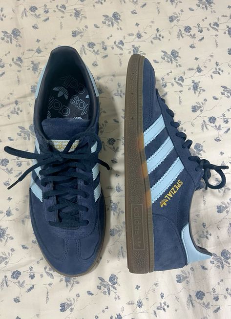 Aesthetics, adidas, shoes, summer trends, sambas, spezials, navy gum, blue sambas, blue spezials, handball spezials, summer vibes, pinterest shoes, outfit inspo, wishlist, OOTD Outfits For Adidas Shoes, Adidas Shoes Navy Blue, Shoe Inspo Adidas, Navy Adidas Shoes, Navy Adidas Samba, Adidas Spezial Navy Gum, Adidas Shoes Women Blue, Navy Blue Spezial Adidas, Adidas Shoes Sambas