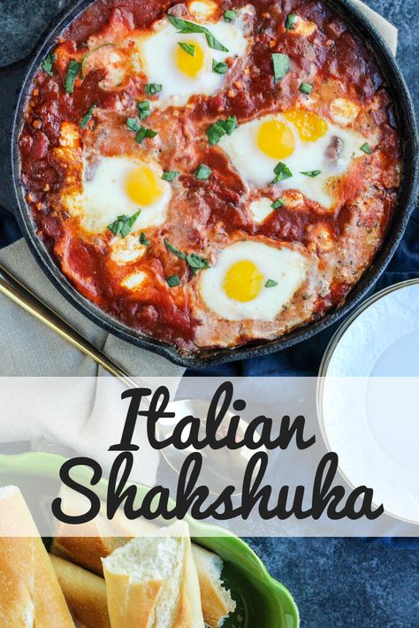 Italian Baked Eggs, Easy Shakshuka Recipe, Shakshuka Recipe, Shakshuka Recipes, Recipe Italian, Italian Breakfast, Bread Easy, Egg Recipe, Vegetarian Cake