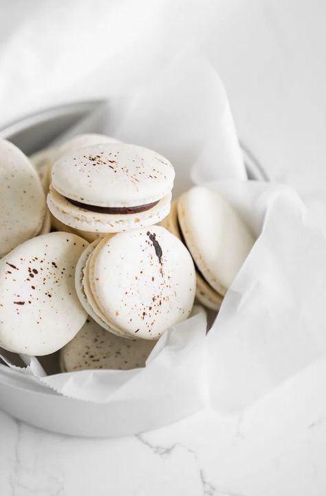 Egg Macarons, Easter Bunny Desserts, Bunny Desserts, Spring Time Desserts, Macaron Filling, No Egg Desserts, Spring Desserts, Peanut Butter Powder, Macaron Recipe