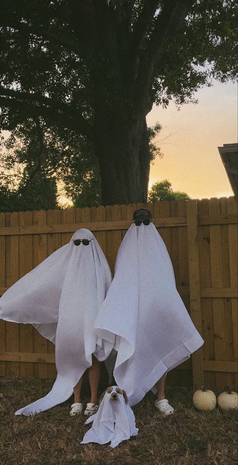 Halloween picture ideas couple costume Halloween aesthetic fall aesthetic family picture Aesthetic Ghost Halloween Costume, Cute Ghost Costume For Women, Ghost Couple Costume, Couples Ghost Photoshoot, Ghosts Costumes Aesthetic, Couple Ghost Photoshoot, Halloween Ghost Photoshoot, Asthetic Ghost Costumes, Ghost Photoshoot