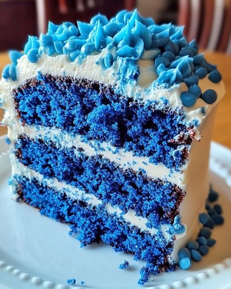 🍰 𝐁𝐥𝐮𝐞 𝐕𝐞𝐥𝐯𝐞𝐭 𝐂𝐚𝐤𝐞 𝐑𝐞𝐜𝐢𝐩𝐞 🍰 Ingredients: For the cake: - 2 1/2 cups all-purpose flour - 1 1/2 cups granulated sugar - 1/2 cup unsalted butter, softened - 1 cup buttermilk - 2 large eggs - 2 tablespoons cocoa powder - 1 tablespoon blue food coloring - 1 teaspoon vanilla extract - 1 teaspoon baking soda - 1/2 teaspoon baking powder - 1/2 teaspoon salt For the frosting: - 1 cup unsalted butter, softened - 4 cups powdered sugar - 1/4 cup milk - 1 teaspoon vanilla extract - Blue food coloring (o... Blue Velvet Cake Recipe, Blue Velvet Cake, Blue Velvet Cakes, Velvet Cake Recipes, Blue Food Coloring, Blue Food, Cute Desserts, Velvet Cake, White Vinegar