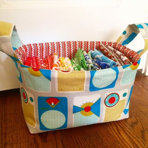 1 Hour Basket Tutorial Fabric Squares Projects, Walker Bags, Homemade Accessories, Fabric Bucket, Fabric Basket Tutorial, Felt Basket, Basket Tutorial, Fabric Box, Sewing Machine Projects