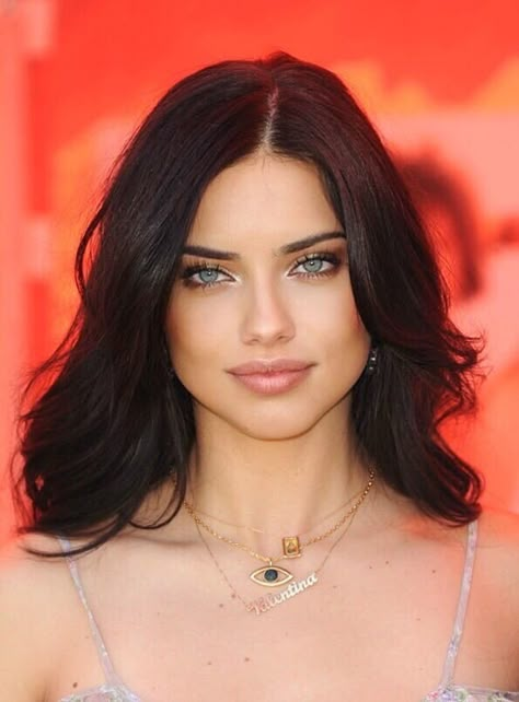 Adriana Lima School Photo, Adriana Lima Face, Adrina Lima, 2000s Makeup Looks, Adriana Lima Young, Adriana Lima Style, Make Up Inspiration, The 2000s, Victoria Secret Angels