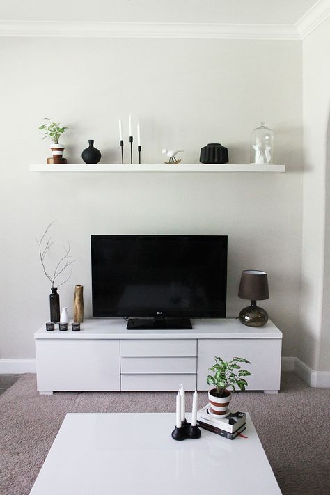 Hack pequeno com linhas retas Ikea Living Room, Flat Screen Tv, Furniture Cheap, Small Apartment Living Room, Living Room Color Schemes, White Sideboard, Small Living Room Decor, Room Color Schemes, Small Apartment Living