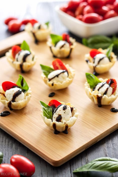 Mini Caprese Cups | Caprese salad stuffed into a mini phyllo cup and drizzled with balsamic glaze! An easy to make one bite appetizer! Tomato Mozzarella Appetizer, Easy Cold Finger Foods, Mozzarella Appetizers, Cold Appetizers Easy, One Bite Appetizers, Cold Finger Foods, Phyllo Cups, Cold Appetizers, Appetizer Bites