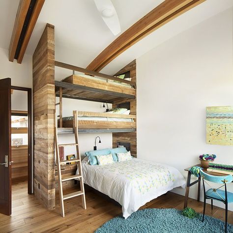 Kid's room with a three-level bunk bed. Triple Bunk Beds, Modern Bunk Beds, Bunk Bed With Desk, Triple Bunk, Bunk Rooms, Cool Bunk Beds, Bunk Beds With Stairs, Bunk Bed Designs, Space Bedding