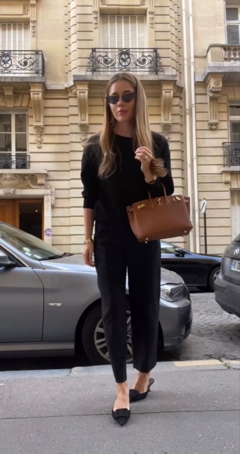 Brown Hermes Bag, Camel Bag Outfit, Brown Handbag Outfit, Black Work Outfit, Bag Outfit, Preppy Chic, Handbag Outfit, Style Inspiration Summer, Mom Outfits