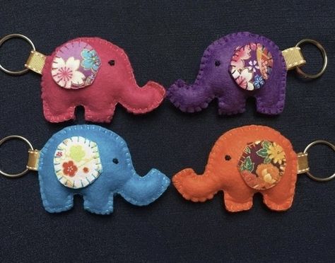 Fabric Keychain Diy, Felt Keychain Diy, Felt Crafts To Sell, Felt Keyrings, Felt Purses, Felt Blanket, Felt Elephant, Stitch Keychain, Felt Keyring