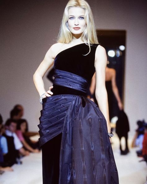 Karen Mulder, Givenchy Couture, Runway Gowns, 90s Runway Fashion, Runway Fashion Couture, Elegant Moments, Blackpink Fashion, Fashion Poses, Sophisticated Style