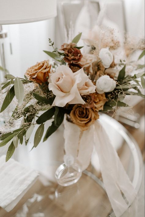 The mosf beautiful mix of ranunculus & roses for a fall bride. Minimal Fall Wedding Bouquet, Neutral Flower Bouquet Wedding, Classic Fall Wedding Flowers, Fall Wedding Bouquets Bridesmaids, Fall Wedding Bouquets September, Fall Rose Bouquet, Fall Bridal Bouquet, September Wedding Flowers, Classic Wedding Bouquet