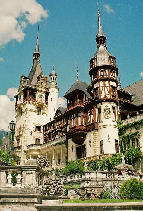 Sinaia Romania, Romanian Castles, Castle Romania, Residence Architecture, Peles Castle, Old Castle, Castle Mansion, European Architecture, Beautiful Castles