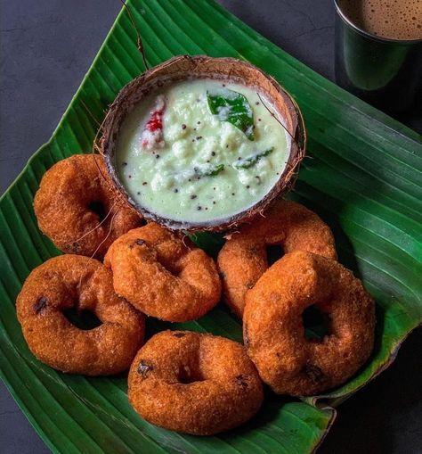 Gastronomic Food, Medu Vada, Indian Fast Food, Indian Food Photography, Vegetarian Fast Food, My Plate, Coconut Chutney, Food Clipart, Milk Coffee