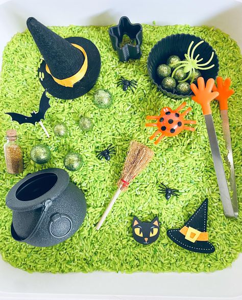 Halloween Sensory Kit! Children will actively engage in imaginative play with this convenient sensiry kit! 🎃👻 This kit includes: 🧹Sensory bin (11 13/16" x 11 13/16" x3 9/16" 👻5 cups colored rice 🧹Witch hats️ 🧹Broomstick 🧹 🕸️🕷️Spiders🕷️🕸️ 🎃Hand grabber 🕷️Silicone sorting cup 🦇Cauldron   Cat ✨Magic potion (glitter in a jar)✨ 🦇Bat 🌟 Star slinky ✨Glittery foam balls Sensory Friendly Trunk Or Treat, Daycare Crafts Halloween, Halloween Messy Play, Sensory Bins For Kindergarten, Halloween Sensory Bottles, Halloween Sensory Activities, Halloween Sensory Play, Halloween Sensory Bin, Childrens Halloween Party