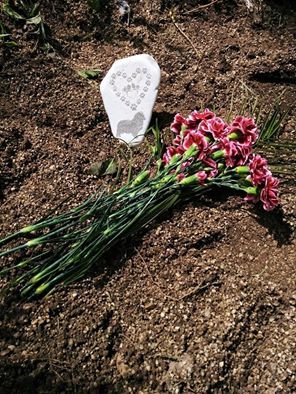 Destiny's grave . RIP Cat Cemetery, Grave For Dogs, Dog Grave, Diy Gravestone For Pets, Rip Dog, Pet Gravestone, Cat Grave Marker, Art Drawings Simple, Dog Cat