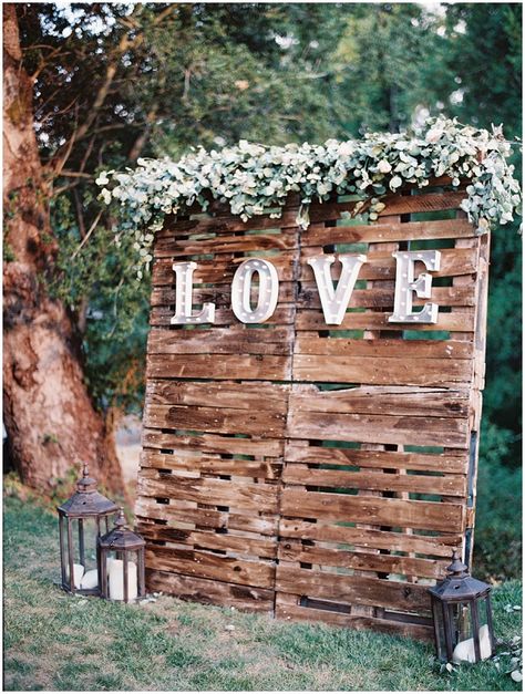 marquee love sign with greenery and florals Fence Decorations For Wedding, Rustic Wedding Decor Diy Budget Simple, Pallet Backdrop Wedding, Pool Wedding Decorations, Wooded Wedding, Pallet Wedding Signs, Rustic Wedding Decor Diy, Backyard Wedding Decorations, Wedding Guest Signing