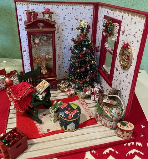 Christmas Miniatures Scene, Christmas Bookshelf, Christmas Dollhouse, Book Centerpieces, Room Box Miniatures, Christmas Diorama, Dollhouse Christmas, Doll House Crafts, Doll Diy Crafts