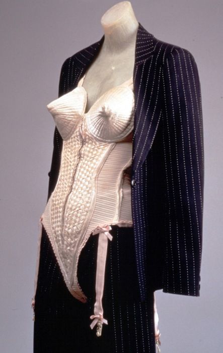 Jean Paul Gaultier corset for Madonna 90s Fashion For Women, 80s Fashion Outfits, Samuel L Jackson, Look Jean, Lingerie Vintage, 1980s Fashion, Fashion World, Vintage Lingerie, Paul Gaultier