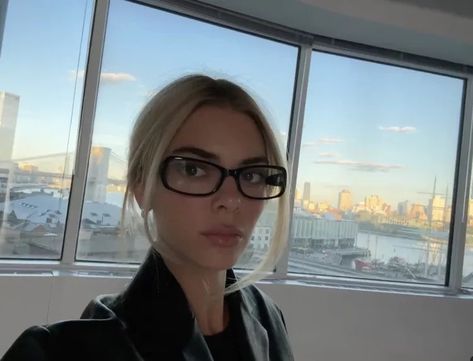 Kendall Jenner Goes "Golden Blonde" Kendall Jenner Hair, Kendall Jenner Icons, Kendall Jenner Video, Kendall Jenner Makeup, Kendall Style, Kendall Jenner Outfits, Fashion Mood Board, Jenner Style, Golden Blonde