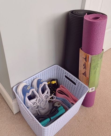 picture of a room with yoga mats and shoes in a corner, super that girl vibe and is motivational. Wall is a white Grey ish color and the yoga mat is pink and the other is black. It girl vibes 00s Mode, Gym Room At Home, Gym Room, Healthy Lifestyle Motivation, Fitness Inspiration Body, Healthy Girl, Healthy Lifestyle Inspiration, Workout Aesthetic, Sport Motivation